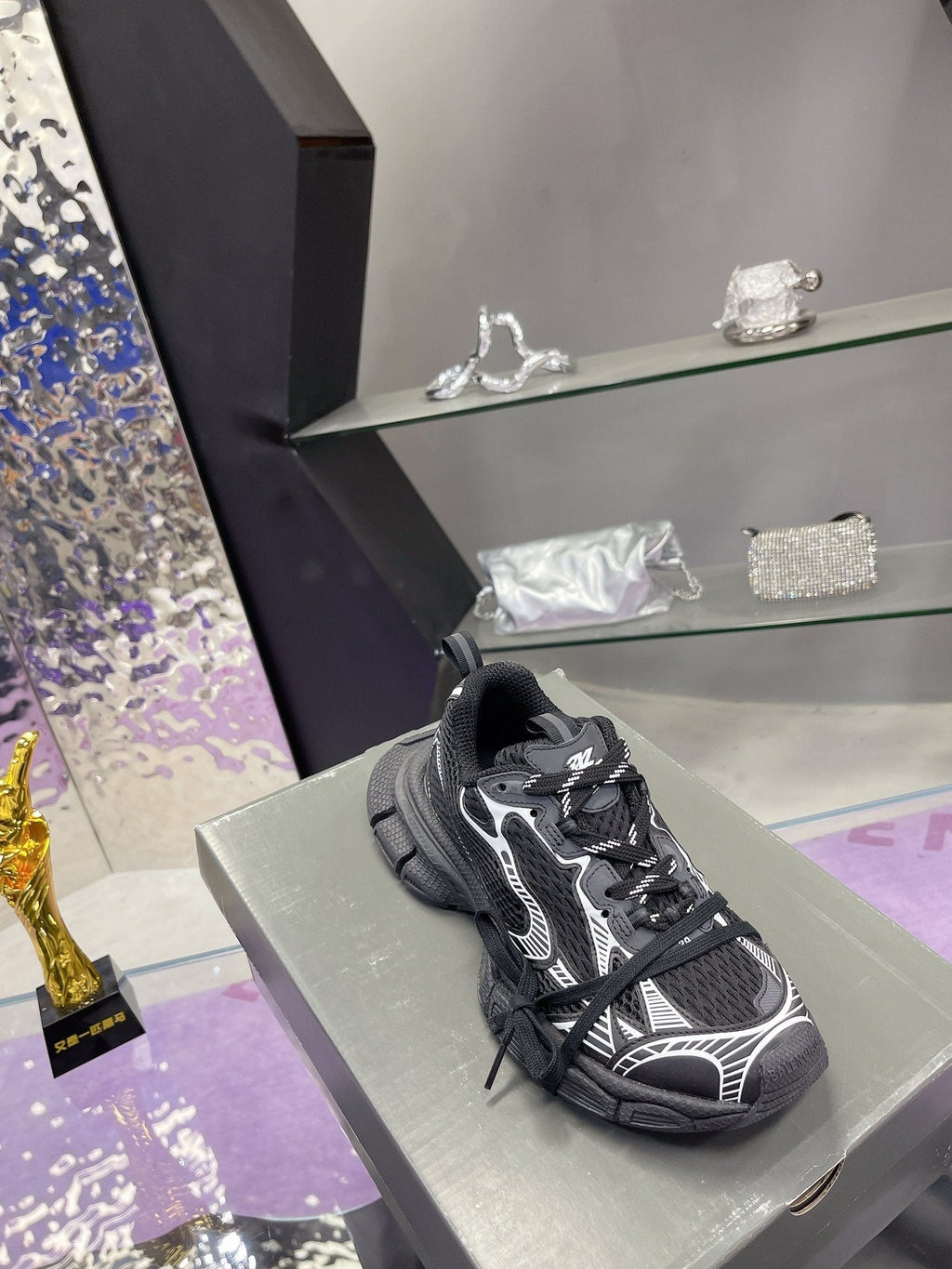 3XL SNEAKER IN BLACK MIX WHITE MESH AND POLYURETHANE