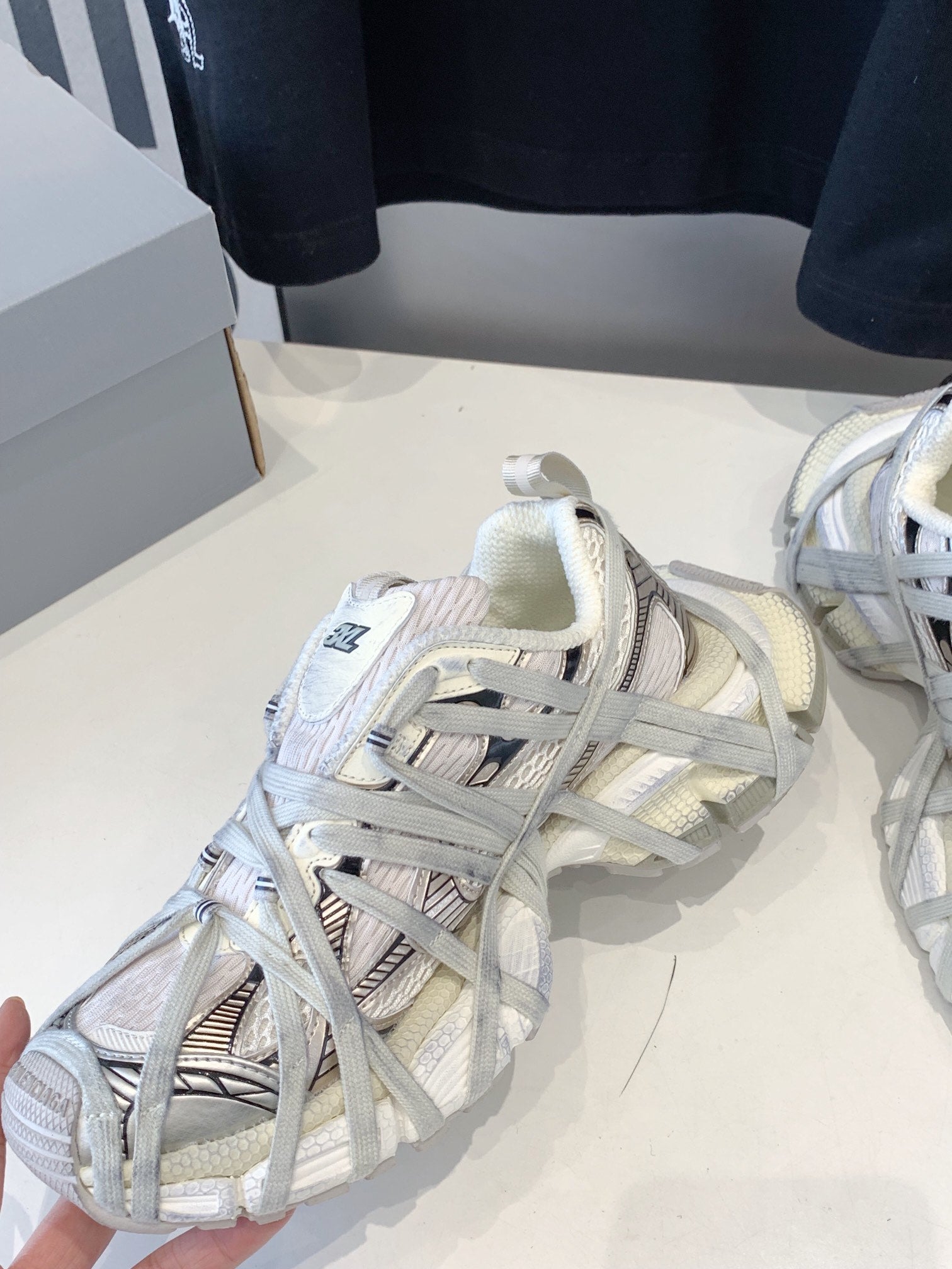 3XL EXTREME LACE SNEAKER BEIGE AND GRAY