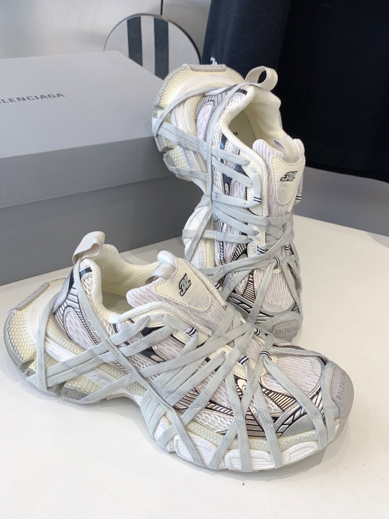 3XL EXTREME LACE SNEAKER BEIGE AND GRAY