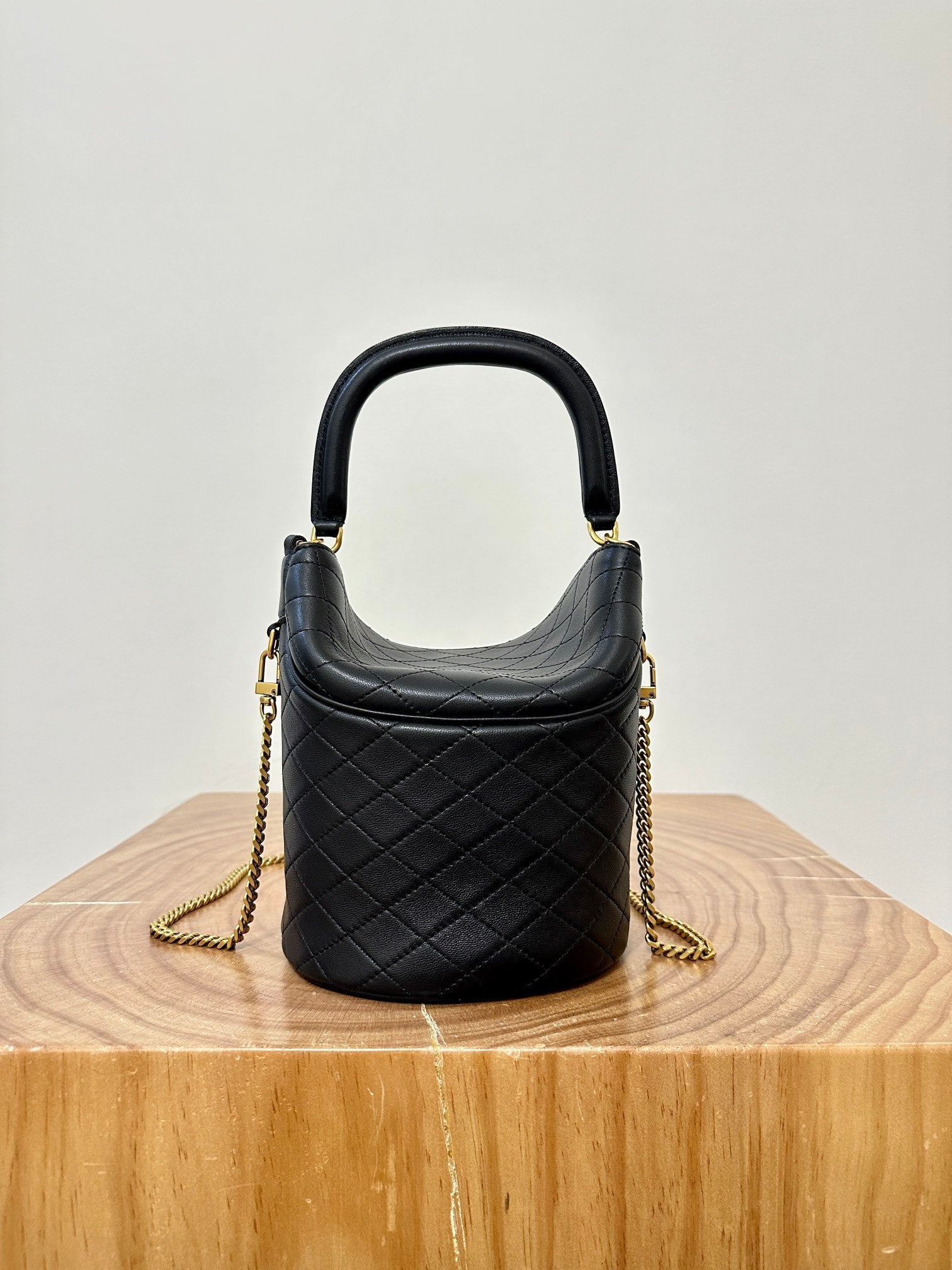 19 FLAP BUCKET BAG BLACK CALFSKIN