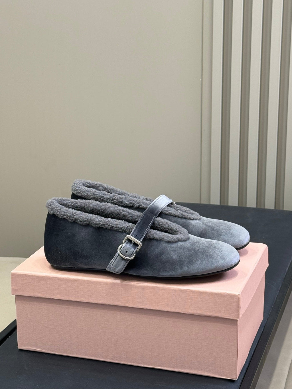 ALAIA 25S BALLET FLATS IN GREY VELVET