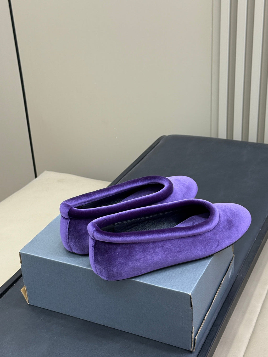 ALAIA 25S BALLET FLATS IN PURPLE VELVET