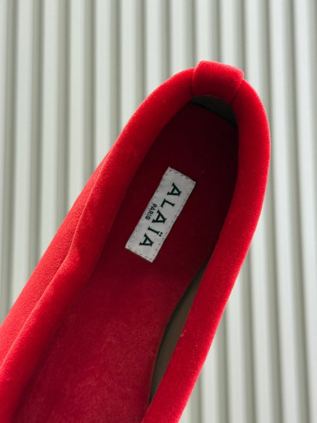ALAIA 25S BALLET FLATS IN BRIGHT RED VELVET