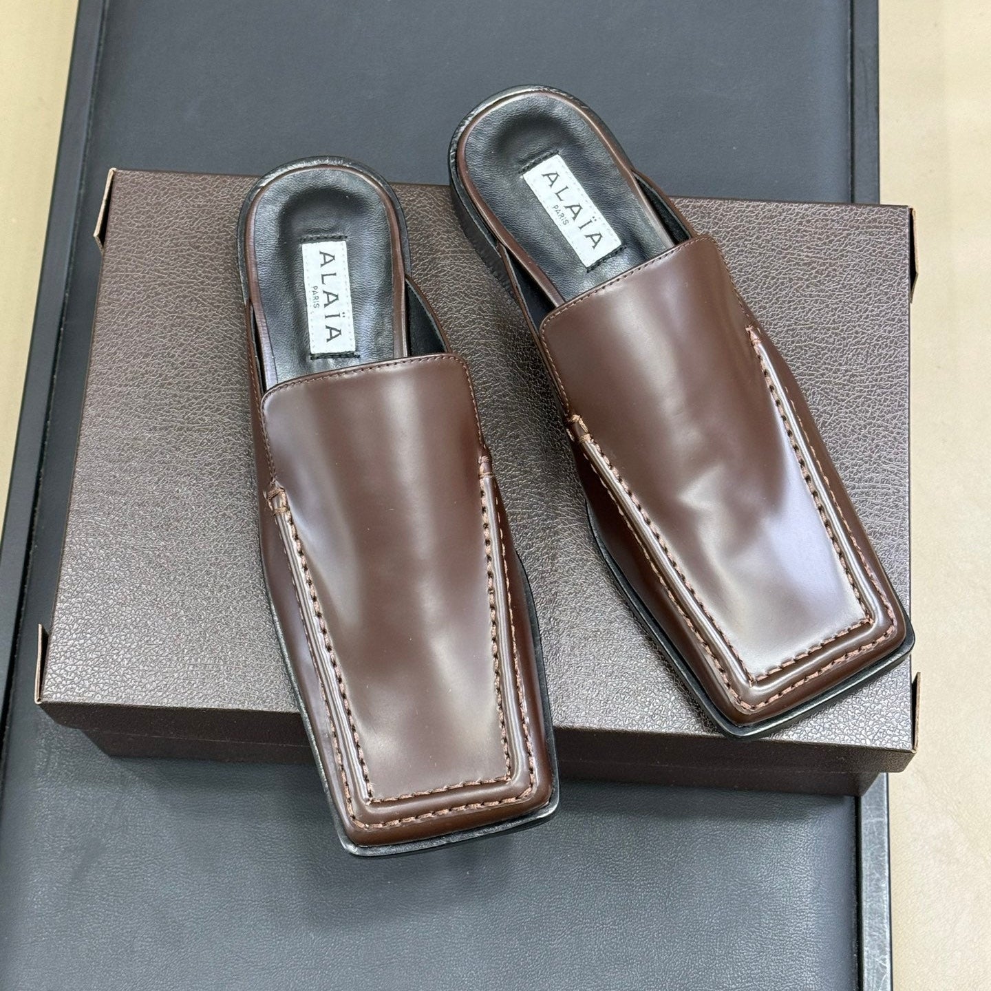 ALAIA 25S SQUARE LOAFER MULES IN BROWN GLOSSY CALFSKIN