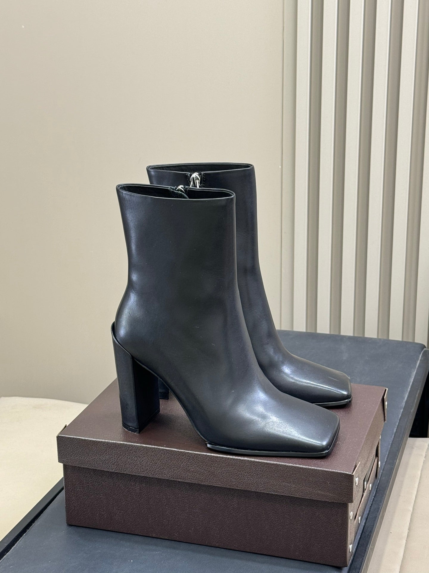 ALAIA 25S SQUARE ANKLE BOOTS IN BLACK CALFSKIN