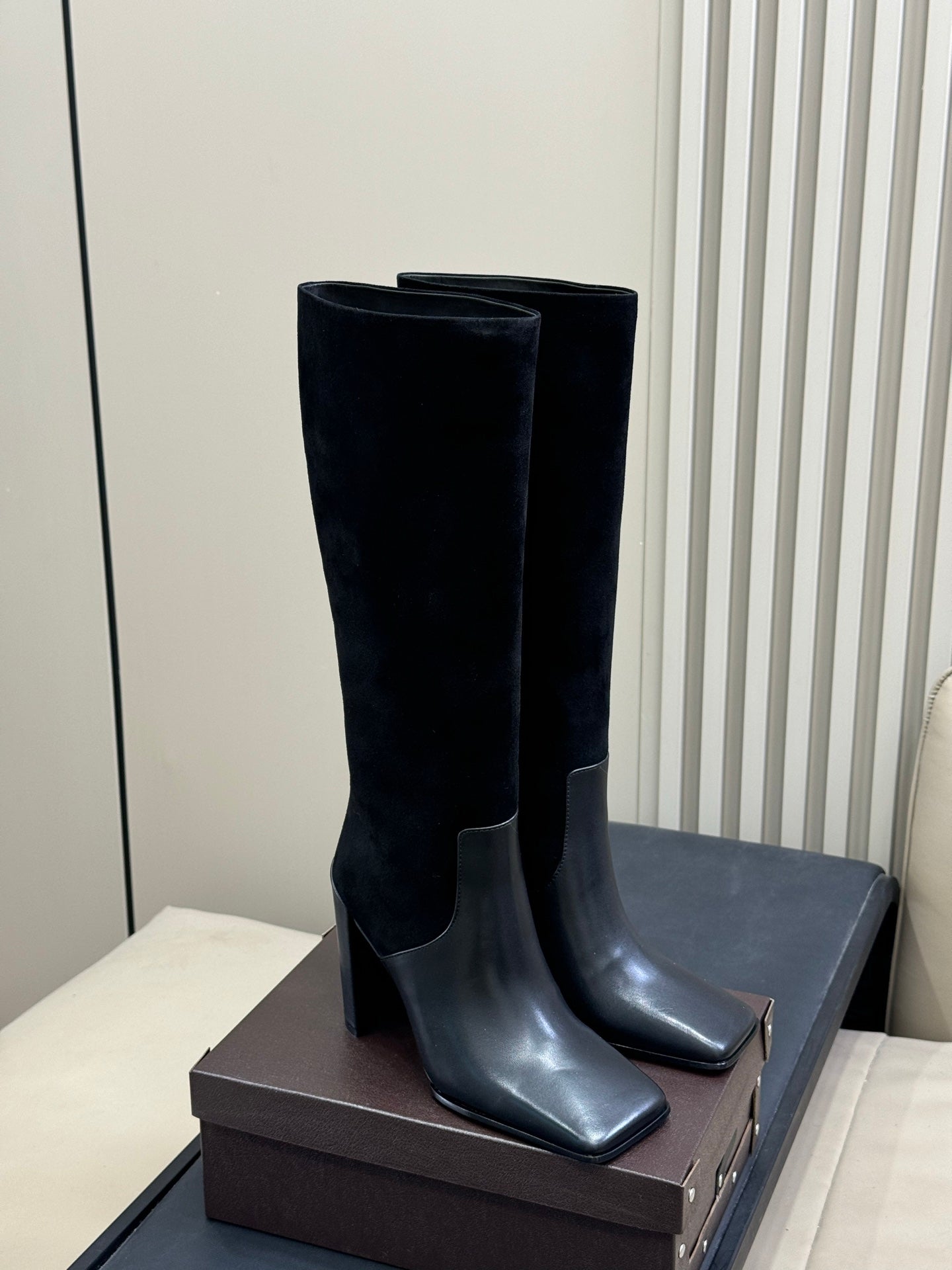 ALAIA 25S KNEE BOOTS IN BLACK CALFSKIN AND SUEDE