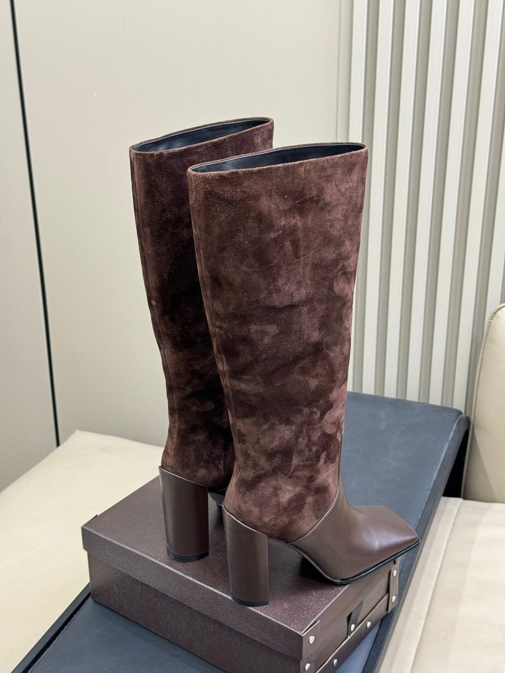 ALAIA 25S KNEE BOOTS IN BROWN CALFSKIN AND SUEDE
