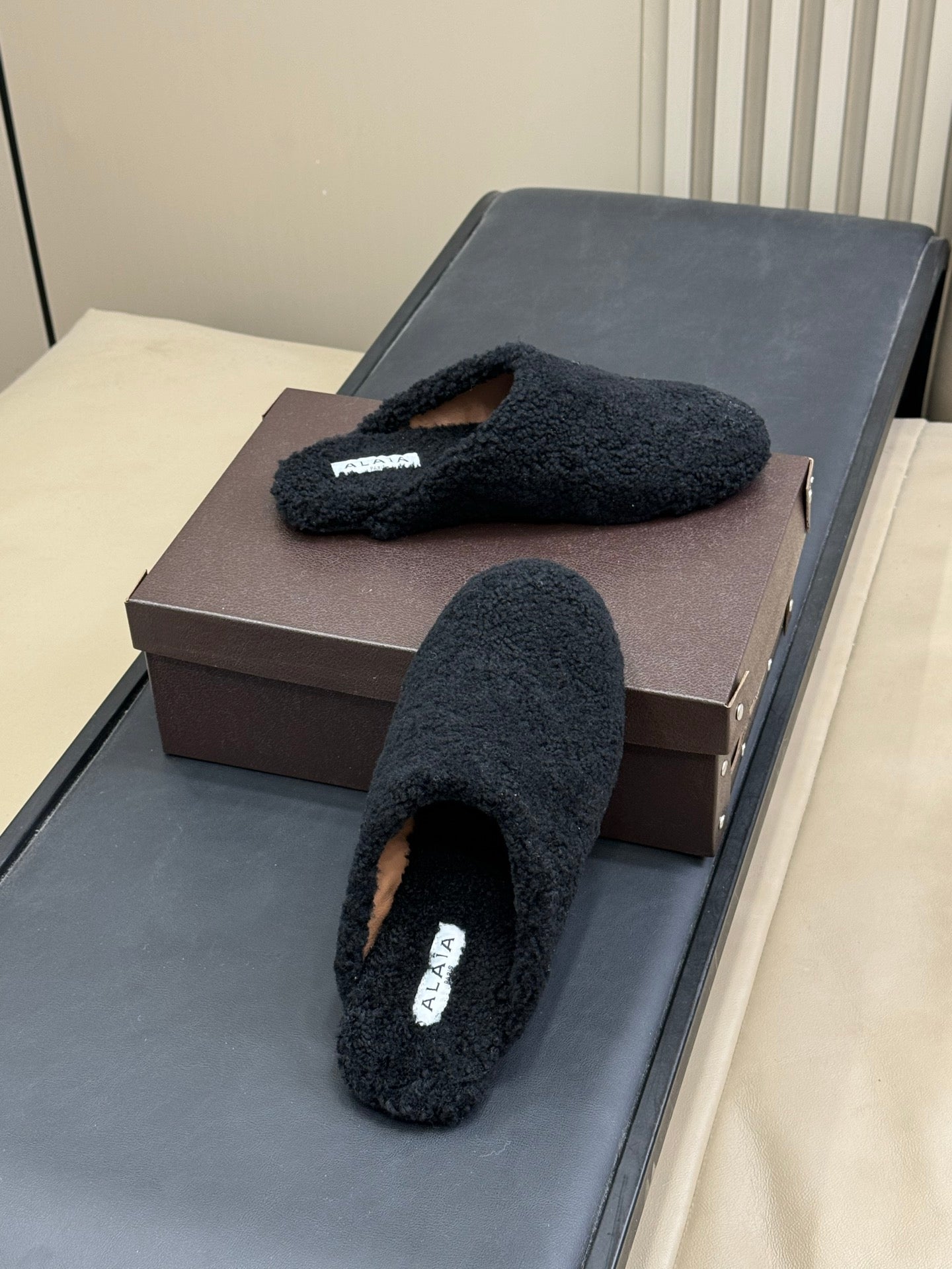 ALAIA 25S SHEARLING COZY SLIPPERS IN BLACK