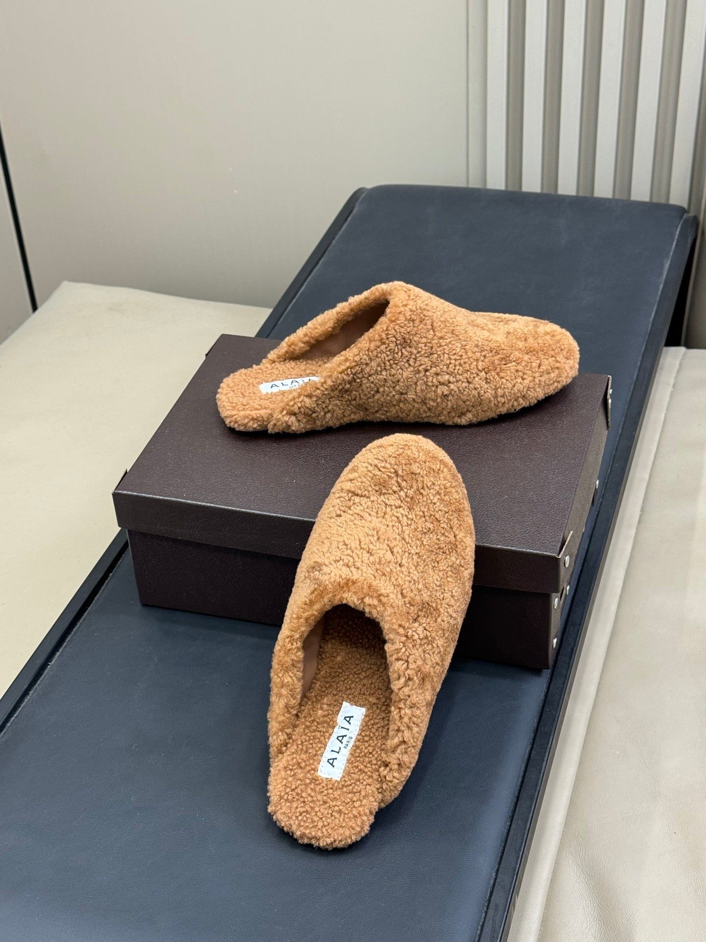 ALAIA 25S SHEARLING COZY SLIPPERS IN CARAMEL