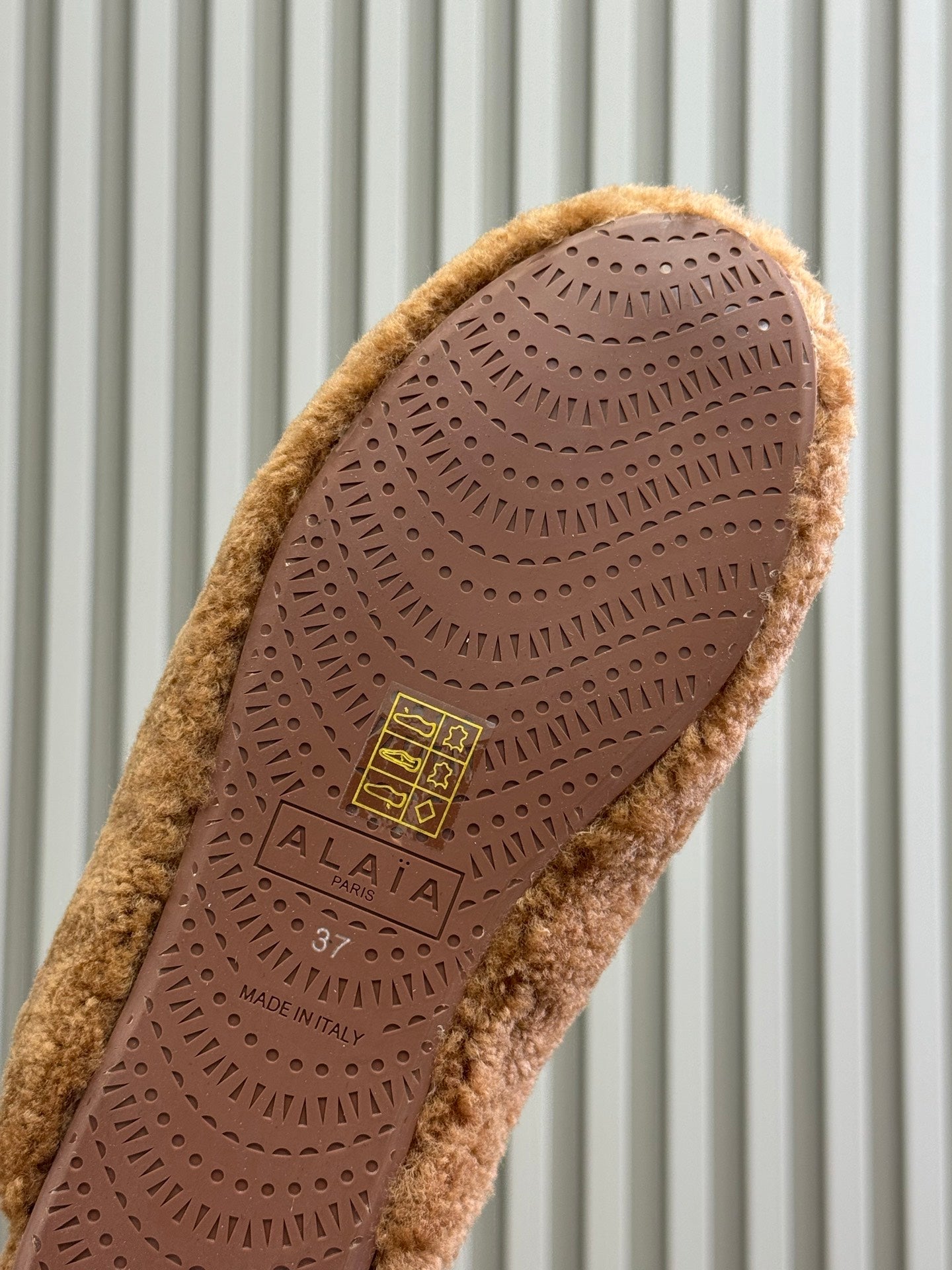 ALAIA 25S SHEARLING COZY SLIPPERS IN CARAMEL