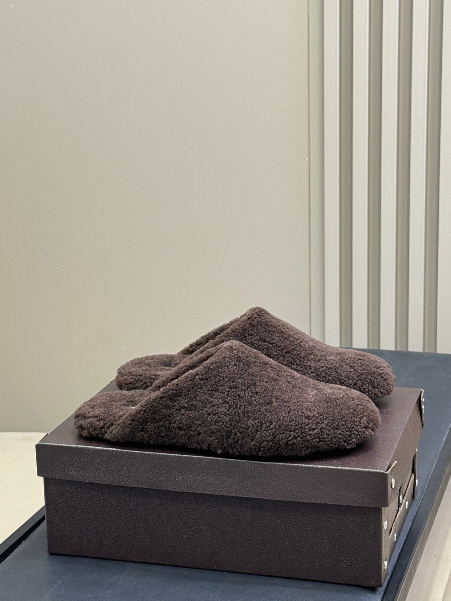 ALAIA 25S SHEARLING COZY SLIPPERS IN DARK BROWN